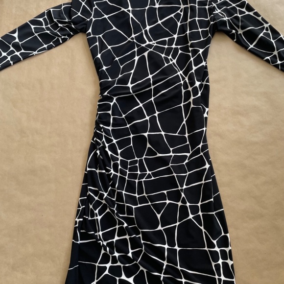 Jones New York black and cream print stretch dress.  Size 6 - Picture 8 of 9